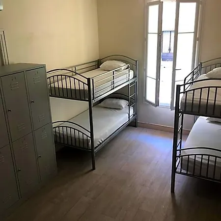 La Promenade House Hostel *