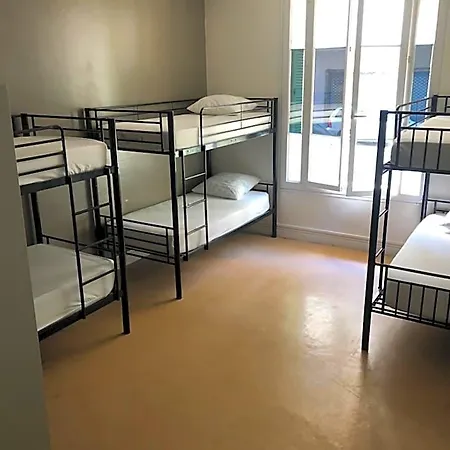 La Promenade House Hostel *