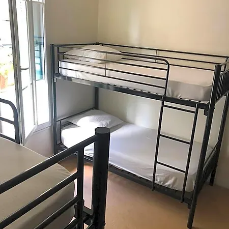 La Promenade House Hostel *